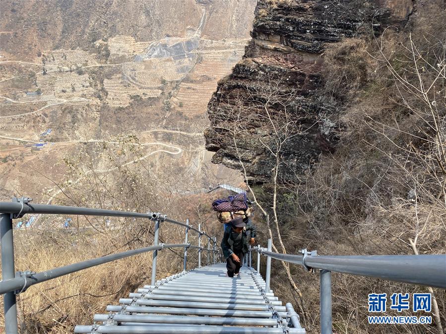（在習(xí)近平新時(shí)代中國特色社會主義思想指引下&mdash;&mdash;新時(shí)代新作為新篇章&middot;習(xí)近平總書記關(guān)切事&middot;圖文互動）（3）啃下最后的硬骨頭&mdash;&mdash;脫貧攻堅(jiān)掛牌督戰(zhàn)進(jìn)行時(shí)