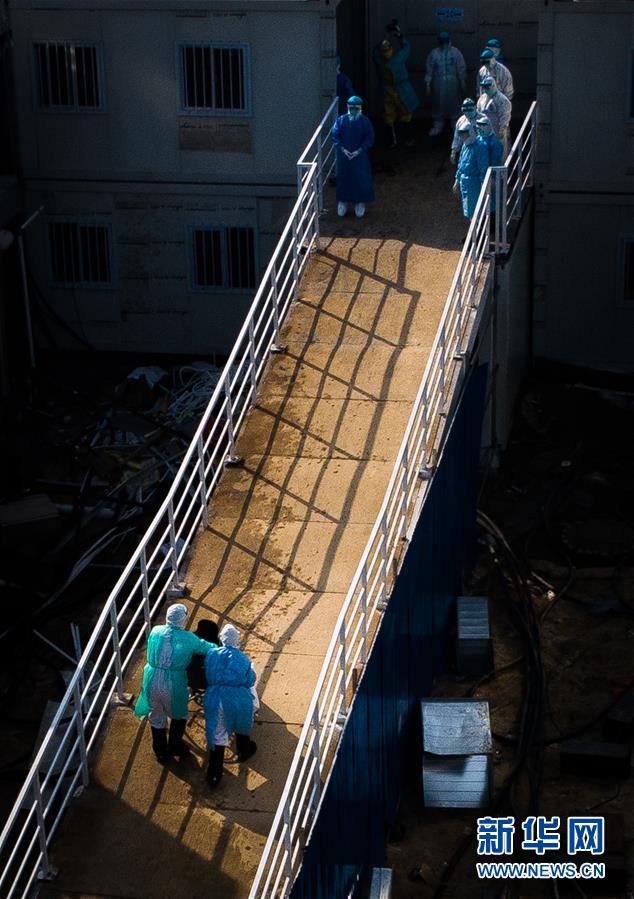 （聚焦疫情防控&middot;圖文互動(dòng)）（10）分秒必爭(zhēng)！一切為了治病救人&mdash;&mdash;中國(guó)抗疫生命至上的生動(dòng)實(shí)踐