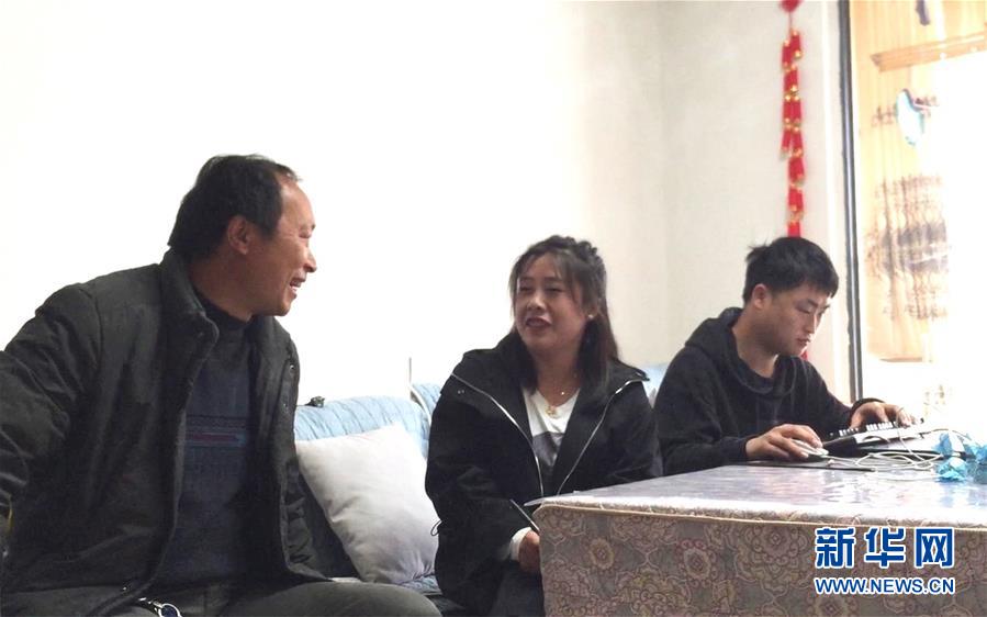 （在習(xí)近平新時代中國特色社會主義思想指引下&mdash;&mdash;新時代新作為新篇章&middot;習(xí)近平總書記關(guān)切事&middot;圖文互動）（1）&ldquo;挪窮窩&rdquo;&ldquo;奔富路&rdquo;&mdash;&mdash;易地搬遷讓貧困人口開啟安居樂業(yè)新生活