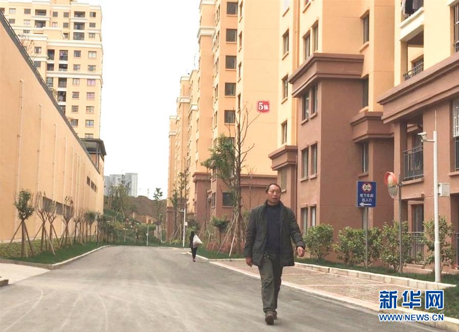 （在習(xí)近平新時代中國特色社會主義思想指引下&mdash;&mdash;新時代新作為新篇章&middot;習(xí)近平總書記關(guān)切事&middot;圖文互動）（2）&ldquo;挪窮窩&rdquo;&ldquo;奔富路&rdquo;&mdash;&mdash;易地搬遷讓貧困人口開啟安居樂業(yè)新生活