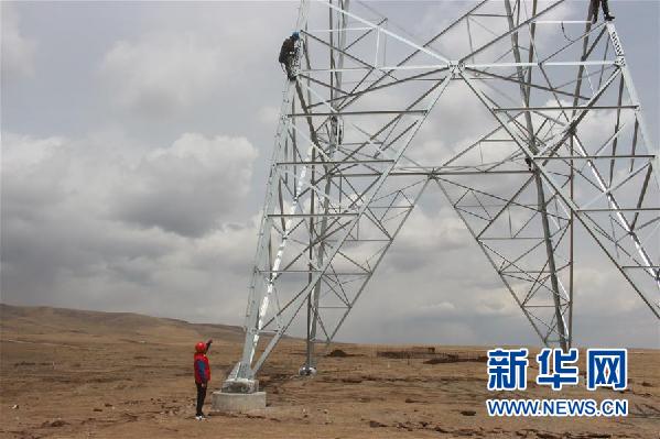 (圖文互動(dòng))高原“送電人”的節(jié)日?qǐng)?jiān)守