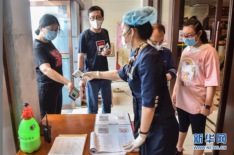 （圖文互動(dòng)）（1）北京節(jié)日市場復(fù)工忙、人氣旺