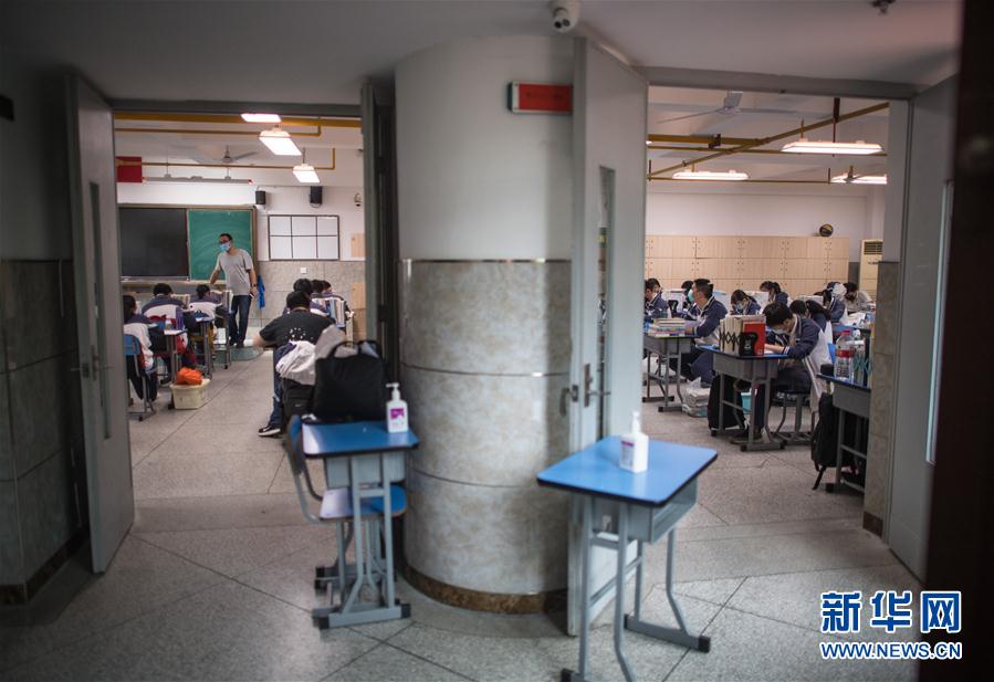 (聚焦疫情防控)(4)直擊武漢高三年級(jí)復(fù)學(xué)現(xiàn)場(chǎng)