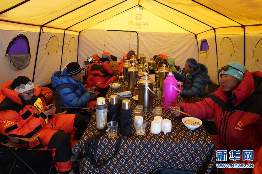 （2020珠峰高程測量&middot;圖文互動）（2）2020珠峰高程測量登山隊抵達海拔6500米的前進營地