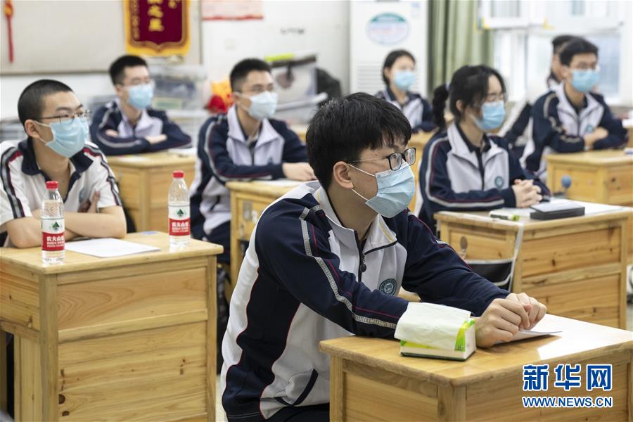 （在習(xí)近平新時(shí)代中國特色社會主義思想指引下&mdash;&mdash;新時(shí)代新作為新篇章&middot;習(xí)近平總書記關(guān)切事&middot;圖文互動）（3）疫情防控不減壓　復(fù)工復(fù)產(chǎn)正加速&mdash;&mdash;武漢&ldquo;解封&rdquo;滿月觀察