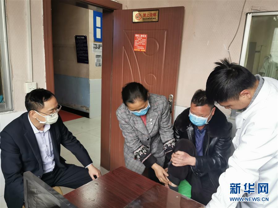 (在習(xí)近平新時(shí)代中國(guó)特色社會(huì)主義思想指引下——新時(shí)代新作為新篇章·習(xí)近平總書記關(guān)切事·圖文互動(dòng))(8)增強(qiáng)困難群眾對(duì)疫情影響的抵抗力