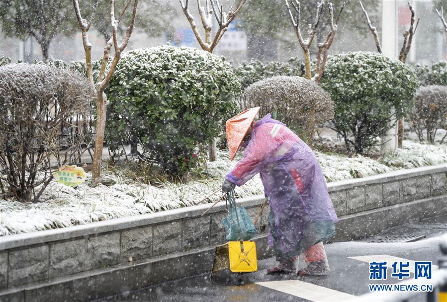 （新華全媒頭條&middot;圖文互動）（31）風(fēng)雨無阻向前進&mdash;&mdash;寫在全國疫情防控阻擊戰(zhàn)取得重大戰(zhàn)略成果之際