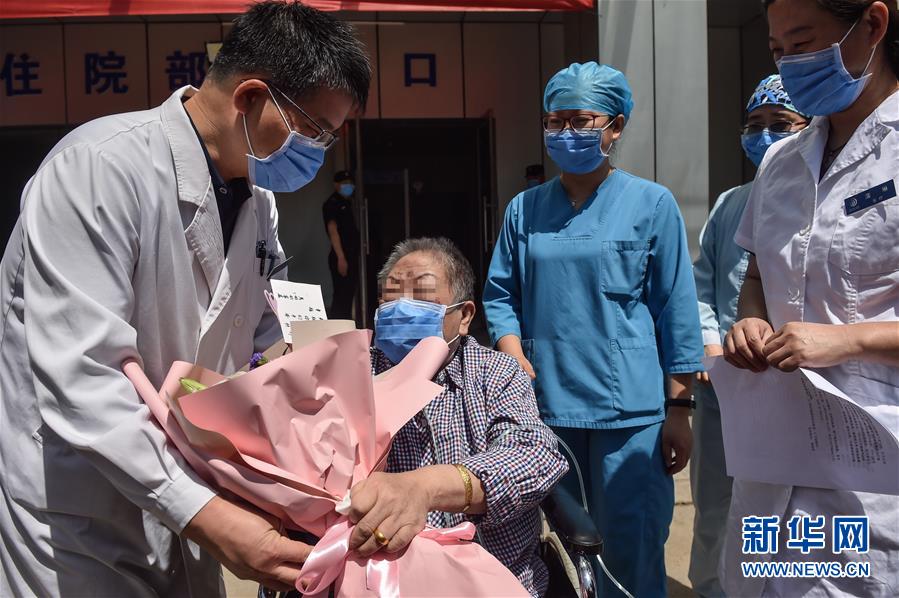（新華全媒頭條&middot;圖文互動）（1）&ldquo;始終把人民群眾生命安全和身體健康放在第一位&rdquo;&mdash;&mdash;中國抗疫彰顯&ldquo;生命至上、人民至上&rdquo;理念