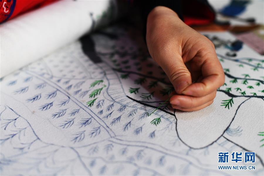 （兩會(huì)人物&middot;圖文互動(dòng)）（2）帶娃、賺錢(qián)兩不誤&mdash;&mdash;一位農(nóng)民工代表眼中的脫貧新工作