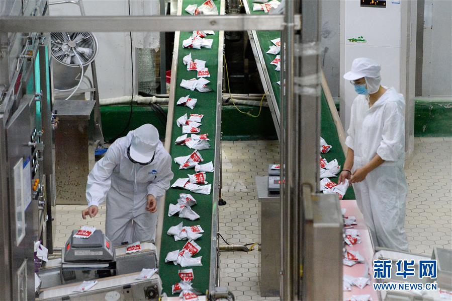 (圖文互動(dòng))(1)烏魯木齊:實(shí)施“哺育工程” 23萬余學(xué)齡前兒童免費(fèi)喝牛奶