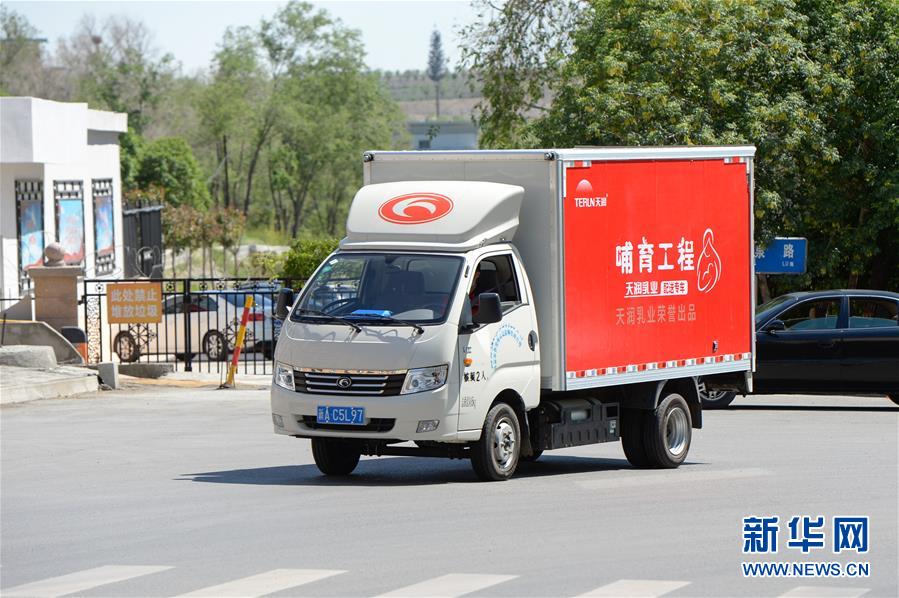 (圖文互動(dòng))(3)烏魯木齊:實(shí)施“哺育工程” 23萬余學(xué)齡前兒童免費(fèi)喝牛奶