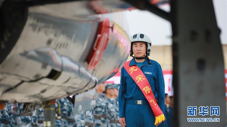 （圖文互動(dòng)）（7）5290小時(shí)！中國(guó)空軍殲擊機(jī)飛行紀(jì)錄保持者光榮停飛