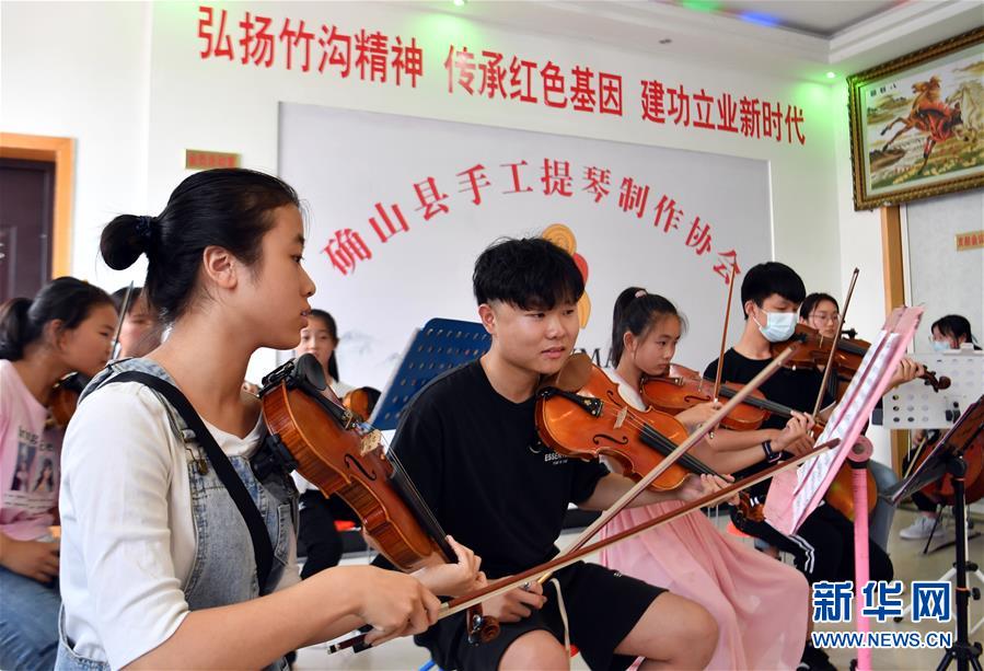 （走向我們的小康生活&middot;圖文互動(dòng)）（8）放下鋤頭，卻撥動(dòng)命運(yùn)的琴弦