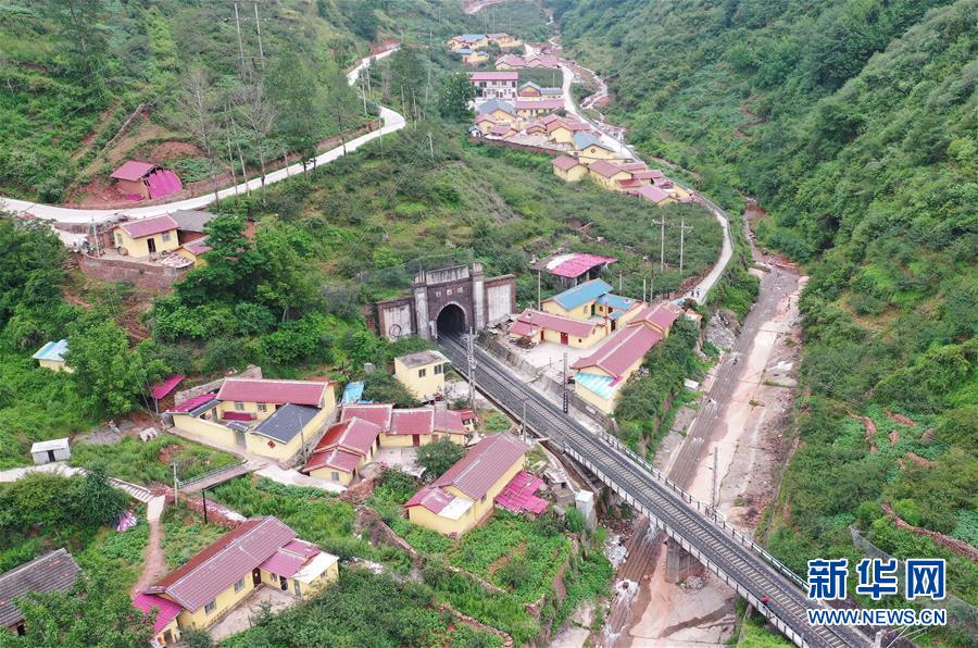 (新華全媒頭條·圖文互動(dòng))(10)自強(qiáng)的力量——成昆鐵路通車50年記