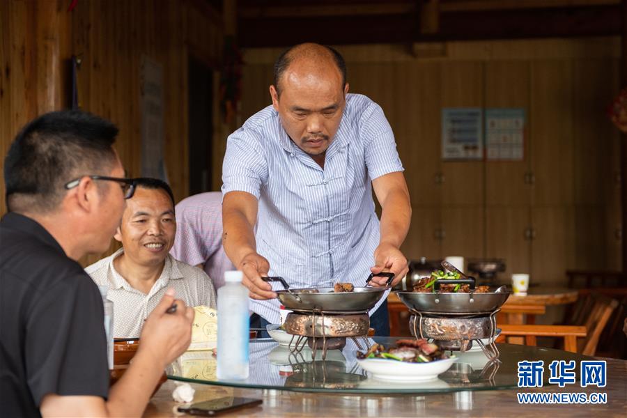 （新華全媒頭條&middot;走向我們的小康生活&middot;圖文互動(dòng)）（9）那山，那人，那苗寨&mdash;&mdash;十八洞村三代人的奮斗史