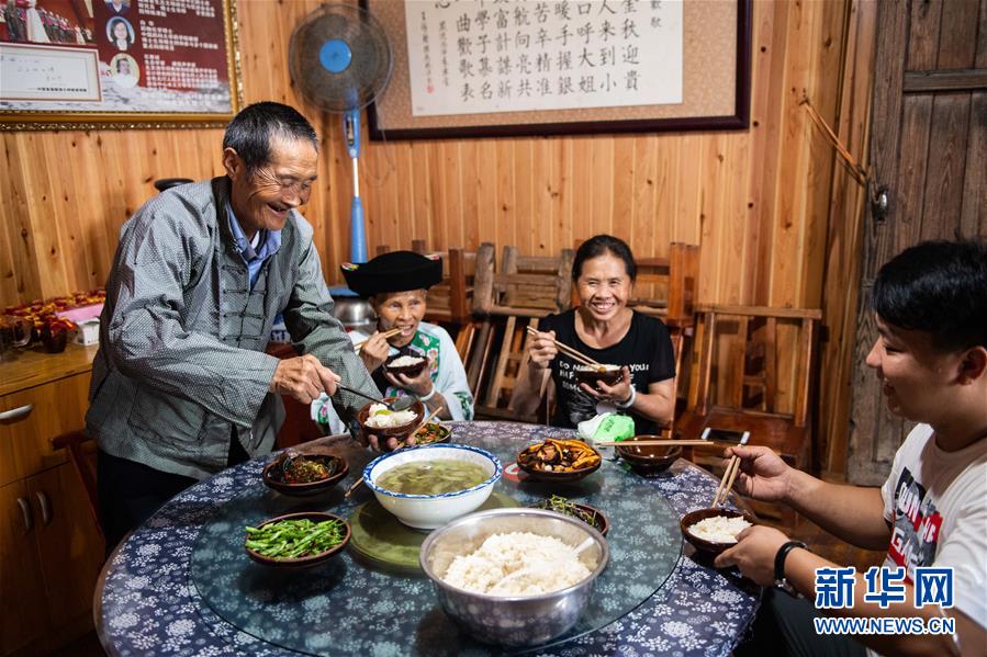 （新華全媒頭條&middot;走向我們的小康生活&middot;圖文互動(dòng)）（2）那山，那人，那苗寨&mdash;&mdash;十八洞村三代人的奮斗史