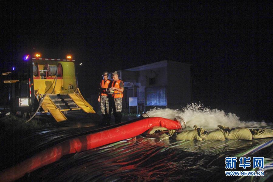（防汛抗洪&middot;圖文互動）（3）洪水不退，子弟兵誓死不退&mdash;&mdash;解放軍和武警部隊官兵參與洪澇災(zāi)害搶險救援記事
