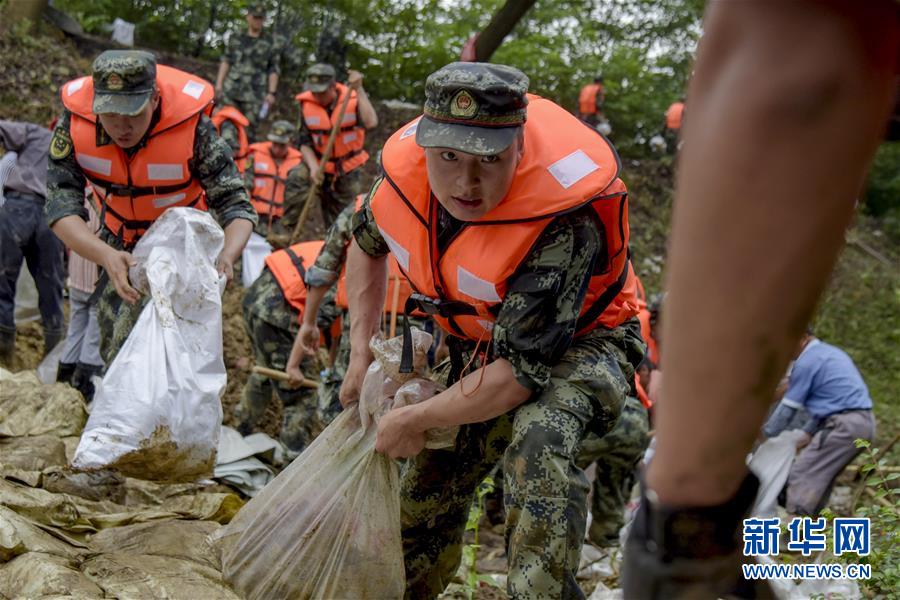 （防汛抗洪&middot;圖文互動）（6）洪水不退，子弟兵誓死不退&mdash;&mdash;解放軍和武警部隊官兵參與洪澇災(zāi)害搶險救援記事
