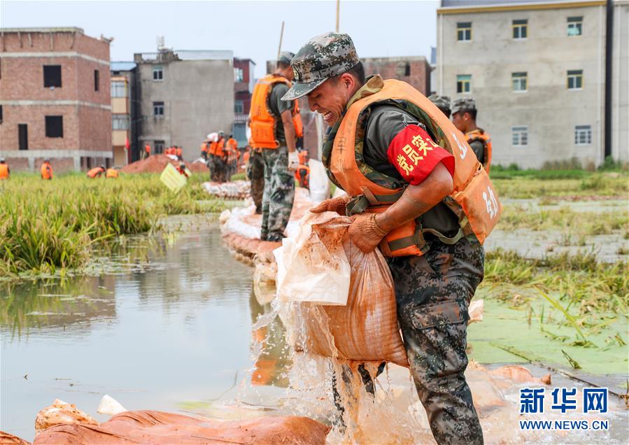 （防汛抗洪&middot;圖文互動(dòng)）（2）解放軍和武警抗洪搶險(xiǎn)部隊(duì)各級(jí)黨組織充分發(fā)揮戰(zhàn)斗堡壘作用