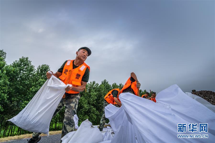 （防汛抗洪&middot;圖文互動(dòng)）（1）安徽望江縣：不讓洪水越過(guò)雷池&ldquo;半步&rdquo;
