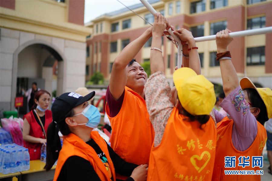 （在習(xí)近平新時(shí)代中國特色社會(huì)主義思想指引下&mdash;&mdash;新時(shí)代新作為新篇章&middot;習(xí)近平總書記關(guān)切事&middot;圖文互動(dòng)）（5）遮風(fēng)雨 送安穩(wěn)&mdash;&mdash;受災(zāi)群眾轉(zhuǎn)移安置中的暖心故事