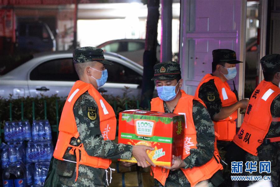 (新華全媒頭條·圖文互動)(12)百萬群眾大轉(zhuǎn)移——抗洪搶險救援直擊