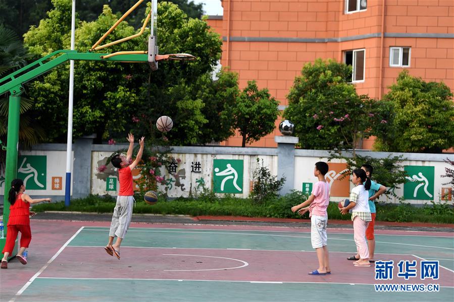 (新華全媒頭條·圖文互動)(14)百萬群眾大轉(zhuǎn)移——抗洪搶險救援直擊