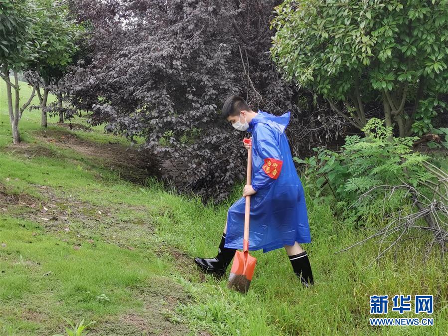 （新華全媒頭條&middot;圖文互動(dòng)）（7）青春出列&mdash;&mdash;暴雨洪峰中的熱血成人禮