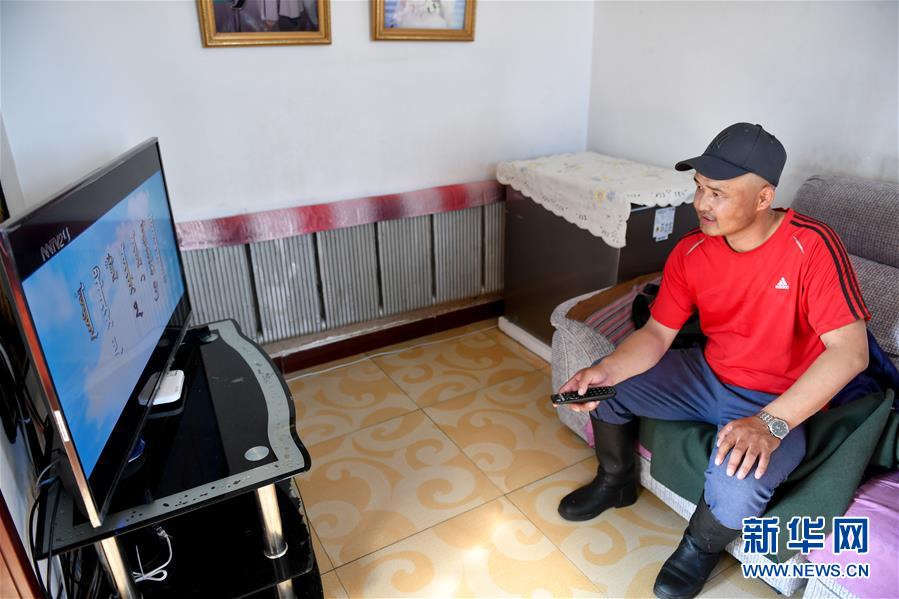 （走向我們的小康生活&middot;圖文互動）（3）草原有了網(wǎng)，手機能放羊&mdash;&mdash;看呼倫貝爾大草原牧民生活變了樣 