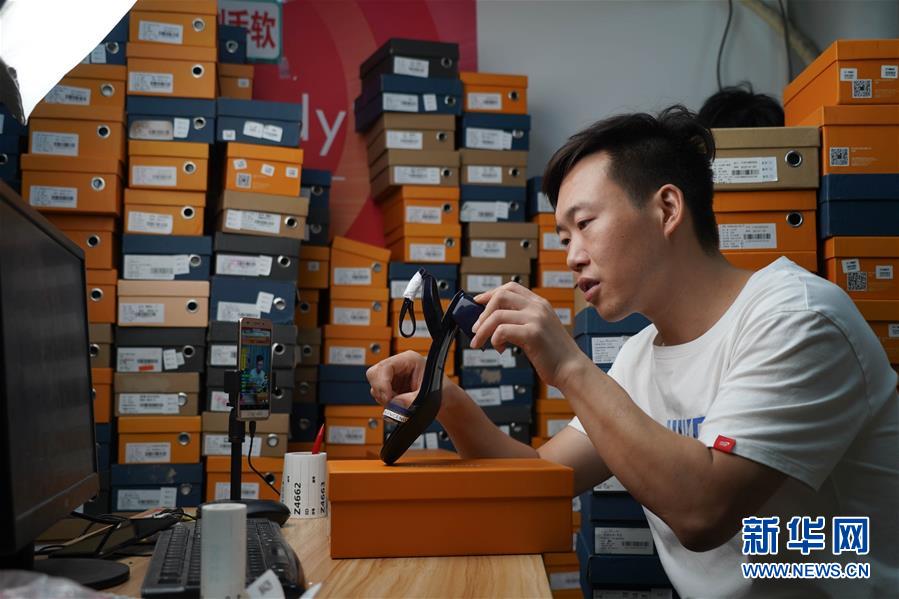 (民生直通車·圖文互動(dòng))(1)生產(chǎn)線“突圍” 創(chuàng)新領(lǐng)跑“下一站”——“中國(guó)女鞋之都”轉(zhuǎn)型升級(jí)之路