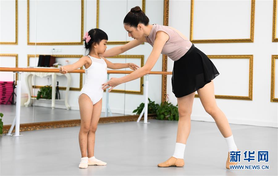 (在習(xí)近平新時代中國特色社會主義思想指引下——新時代新作為新篇章·習(xí)近平總書記關(guān)切事·圖文互動)(10)感受開放新魅力——海南自由貿(mào)易港建設(shè)開局觀察