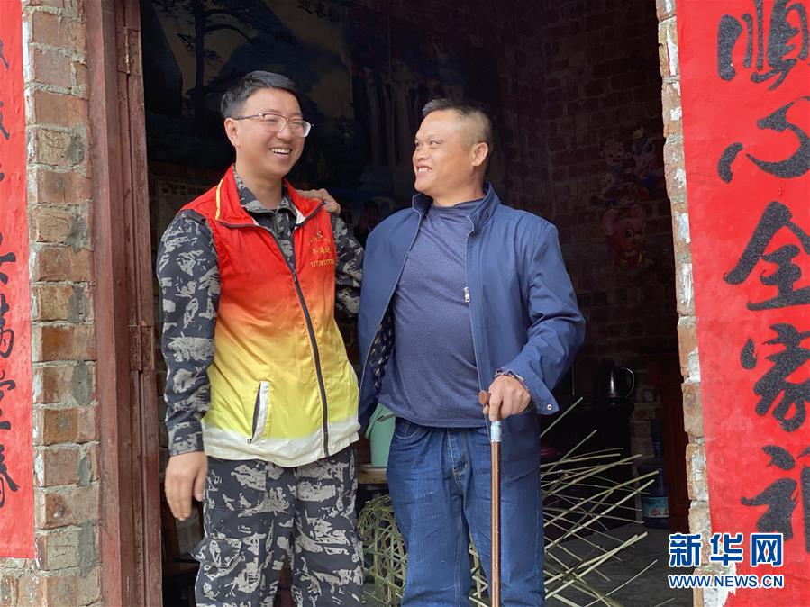 （在習(xí)近平新時(shí)代中國(guó)特色社會(huì)主義思想指引下&mdash;&mdash;新時(shí)代新作為新篇章&middot;習(xí)近平總書記關(guān)切事&middot;圖文互動(dòng)）（4）青春做伴，西部放歌&mdash;&mdash;走近扎根西部建設(shè)邊疆的大學(xué)生們