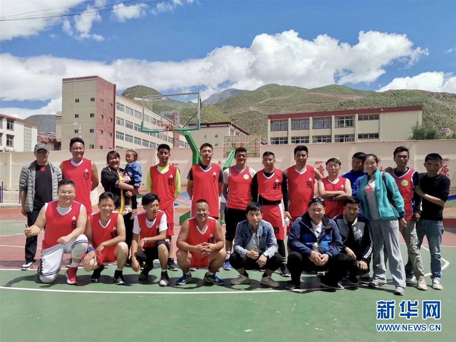 （在習(xí)近平新時(shí)代中國(guó)特色社會(huì)主義思想指引下&mdash;&mdash;新時(shí)代新作為新篇章&middot;習(xí)近平總書記關(guān)切事&middot;圖文互動(dòng)）（2）青春做伴，西部放歌&mdash;&mdash;走近扎根西部建設(shè)邊疆的大學(xué)生們