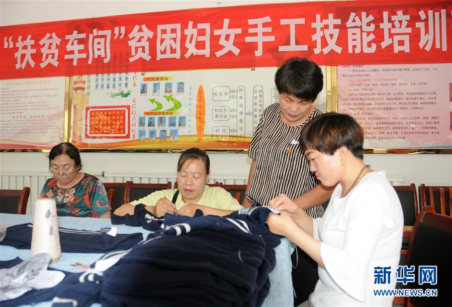 （決戰(zhàn)決勝脫貧攻堅(jiān)&middot;圖文互動(dòng)）（1）內(nèi)蒙古河套：一雙巧手、一副棒針、一團(tuán)毛線(xiàn)打造貧困戶(hù)&ldquo;炕頭經(jīng)濟(jì)&rdquo;