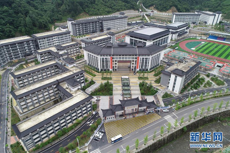 （新華視點&middot;圖文互動）（1）學校建漂亮點本無錯，為何這所&ldquo;豪華中學&rdquo;讓人困惑？