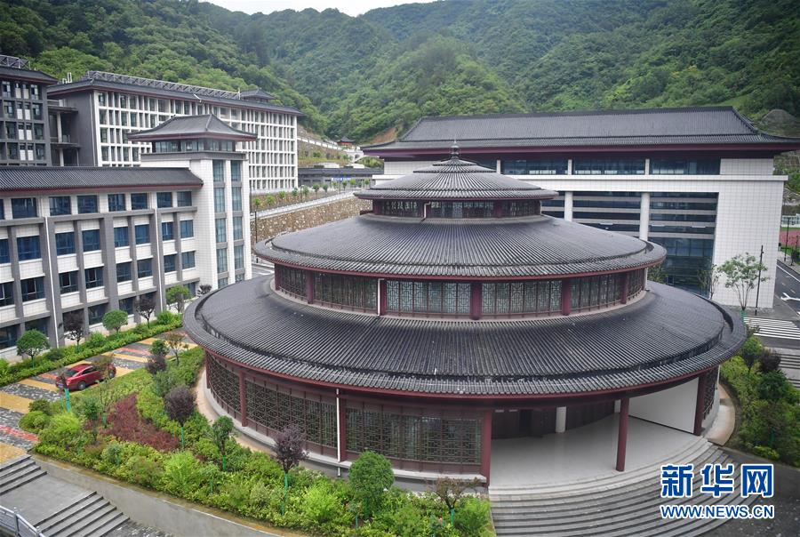 （新華視點&middot;圖文互動）（4）學校建漂亮點本無錯，為何這所&ldquo;豪華中學&rdquo;讓人困惑？