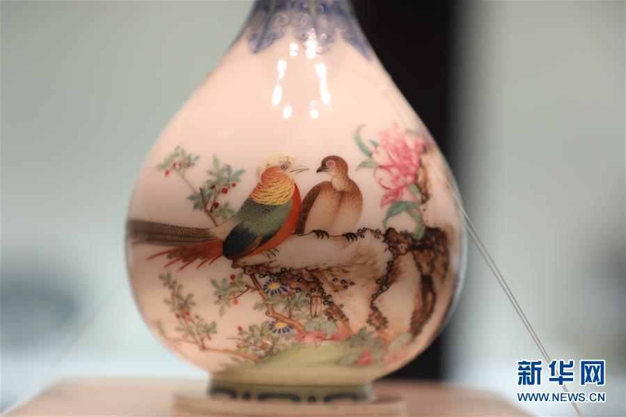 (文化視點·聽文物講故事·圖文互動)(3)琺瑯彩玉壺春瓶:乾隆皇帝甄選 成就舉世孤品