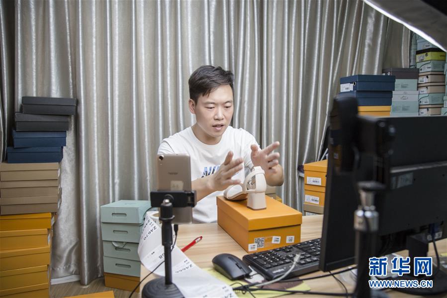 (總書記推動的改革身邊事·就業(yè)創(chuàng)業(yè)改革篇·圖文互動)(2)特寫:“網(wǎng)絡(luò)主播背后是轟鳴的工廠”——聆聽經(jīng)濟復蘇的新訊號