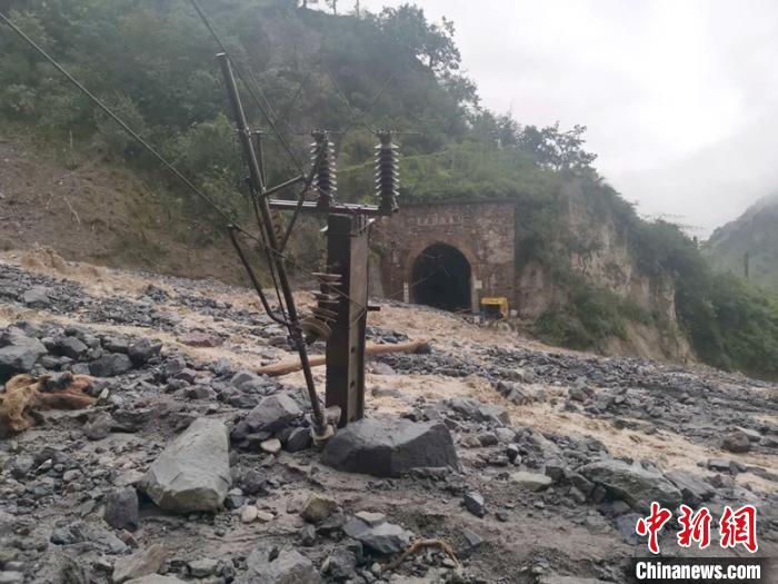 因泥石流受損的成昆鐵路區(qū)間?！ソ?攝
