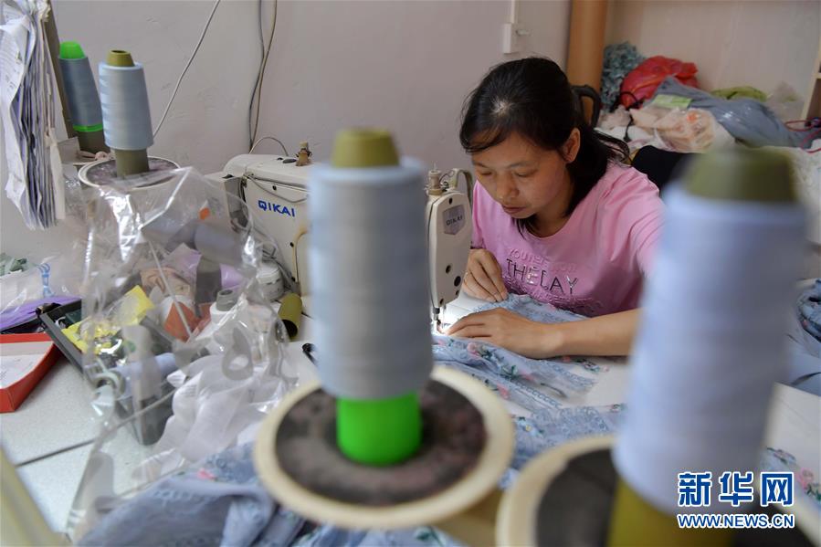 （走向我們的小康生活&middot;圖文互動）（2）&ldquo;一件衣裳&rdquo;，藏著脫貧致富新天地