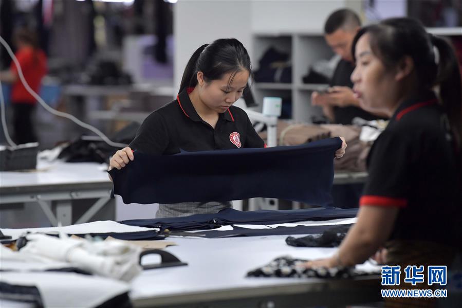 （走向我們的小康生活&middot;圖文互動）（3）&ldquo;一件衣裳&rdquo;，藏著脫貧致富新天地