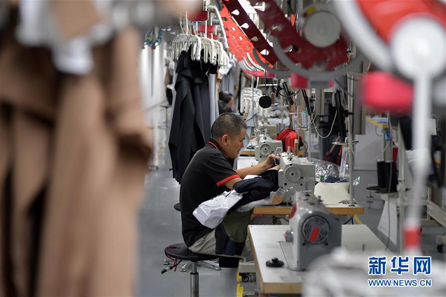 （走向我們的小康生活&middot;圖文互動）（4）&ldquo;一件衣裳&rdquo;，藏著脫貧致富新天地