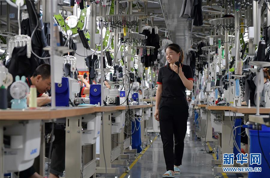 （走向我們的小康生活&middot;圖文互動）（5）&ldquo;一件衣裳&rdquo;，藏著脫貧致富新天地