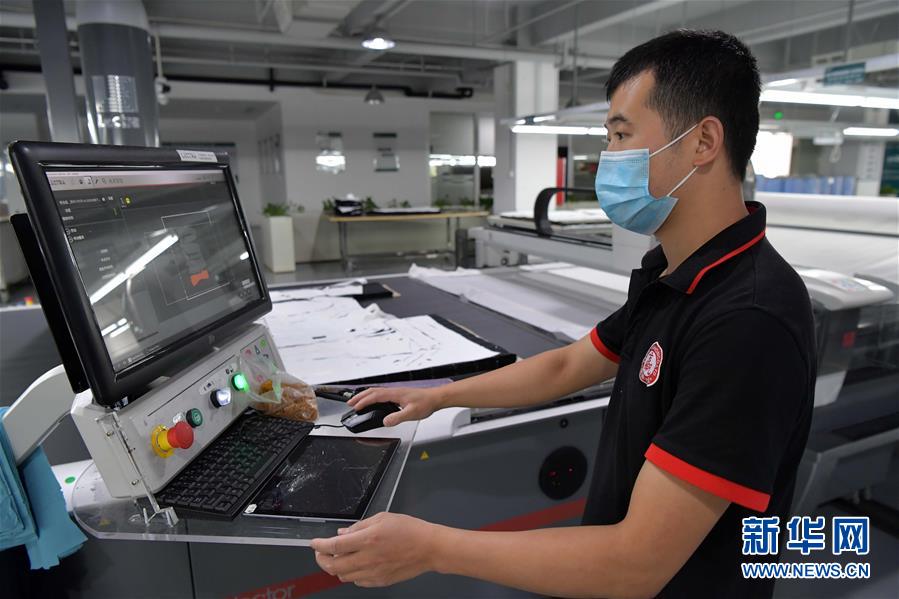 （走向我們的小康生活&middot;圖文互動）（6）&ldquo;一件衣裳&rdquo;，藏著脫貧致富新天地