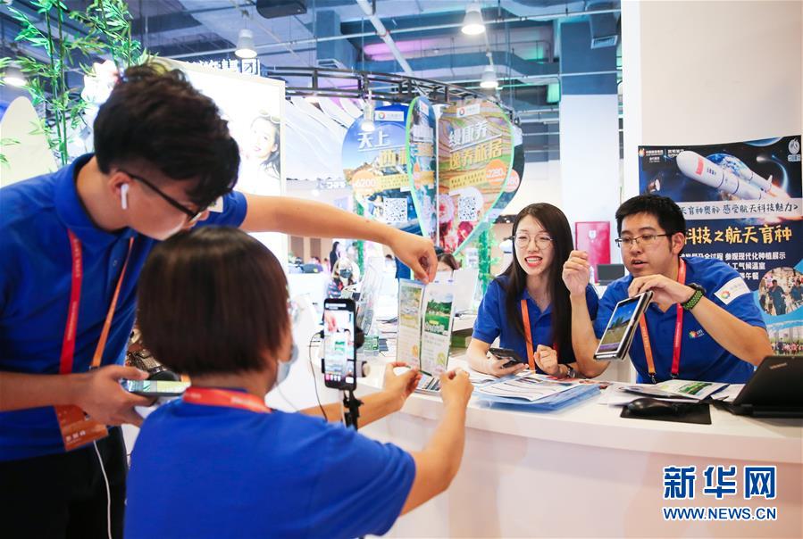 （新華全媒頭條&middot;圖文互動(dòng)）（12）奮斗結(jié)碩果，再寫(xiě)新篇章&mdash;&mdash;寫(xiě)在共和國(guó)71周年華誕之際