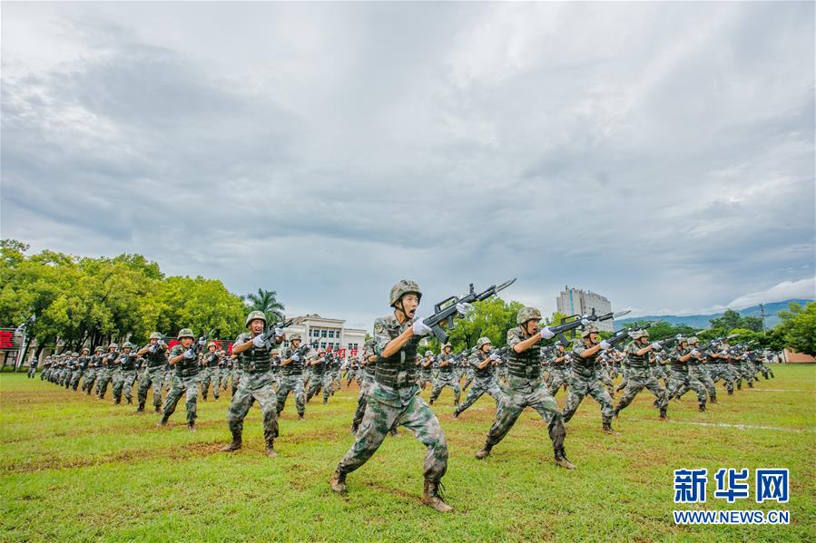 （在習(xí)近平強(qiáng)軍思想指引下&middot;我們?cè)趹?zhàn)位報(bào)告&middot;圖文互動(dòng)）（2）千里移防，鐵心跟黨走&mdash;&mdash;南部戰(zhàn)區(qū)陸軍第75集團(tuán)軍某紅軍旅政治建軍、練兵備戰(zhàn)記事