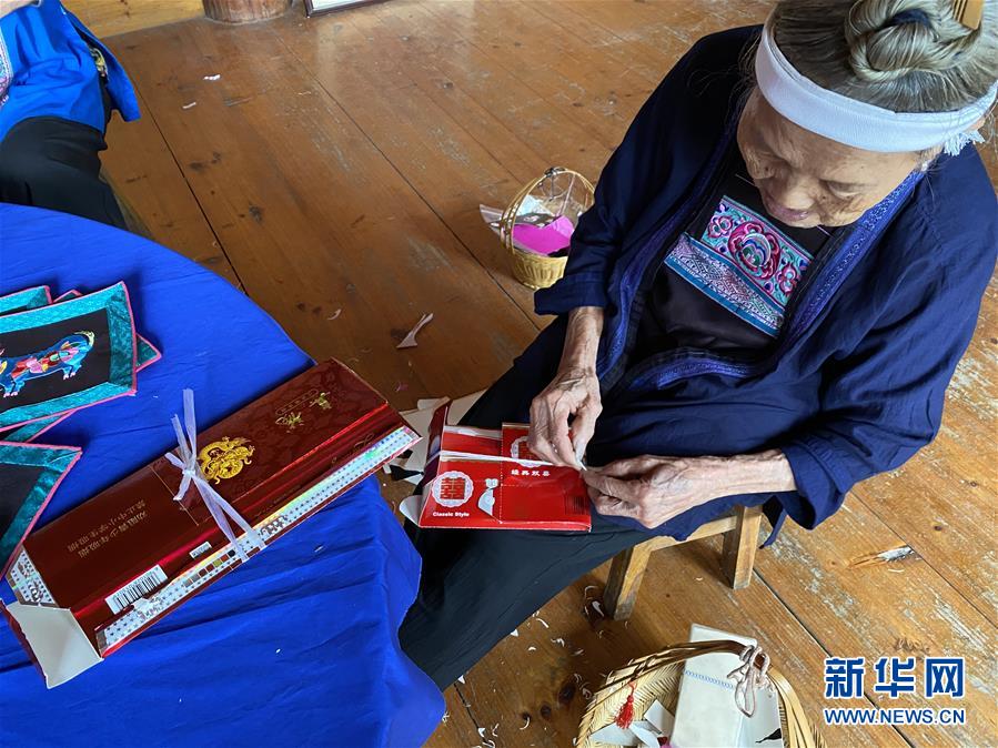 (我的“十三五”·圖文互動)(3)侗繡技藝傳承人楊甜:繡出脫貧康莊道