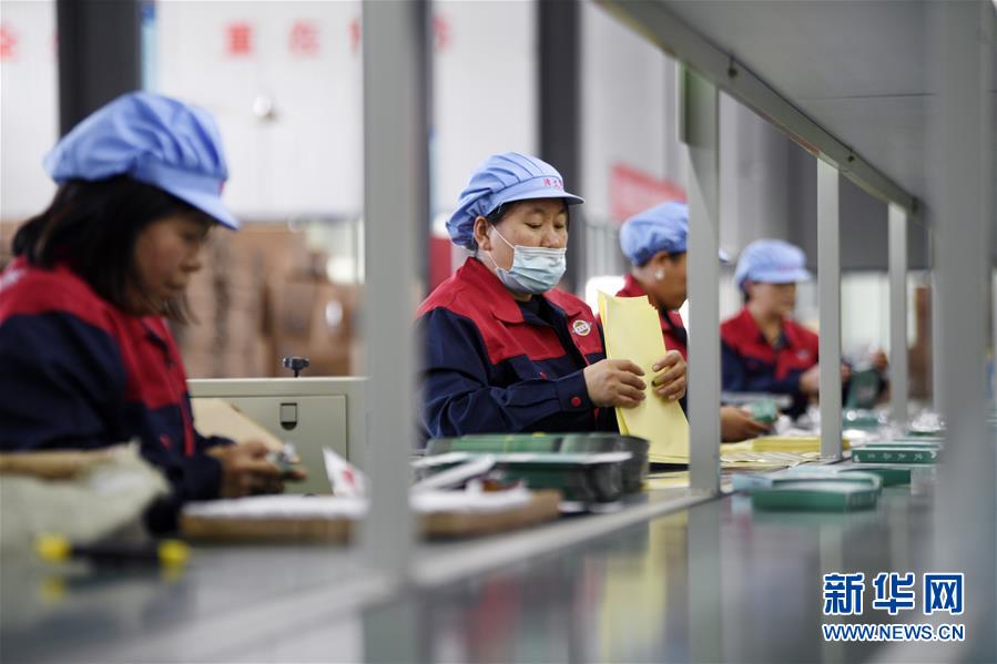 （在習近平新時代中國特色社會主義思想指引下&mdash;&mdash;新時代新作為新篇章&middot;習近平總書記關(guān)切事&middot;圖文互動）（1）&ldquo;綠色銀行&rdquo;發(fā)工資、&ldquo;股東&rdquo;分紅來敲門&hellip;&hellip;&mdash;&mdash;探索長效脫貧致富新機制見聞