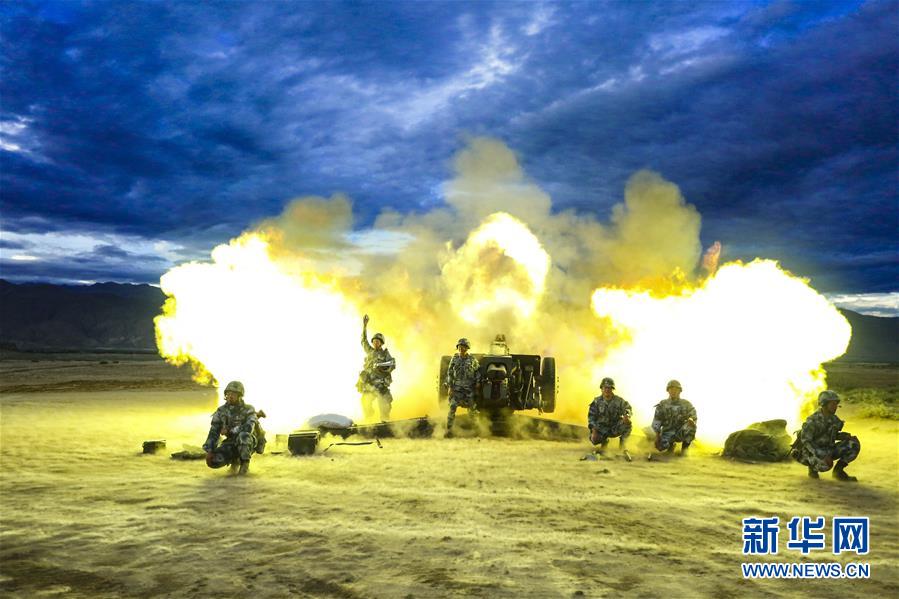 （在習(xí)近平強(qiáng)軍思想指引下&middot;我們在戰(zhàn)位報告&middot;圖文互動）（1）朵朵傘花綻放，勝戰(zhàn)精兵天降&mdash;&mdash;空降兵部隊(duì)某旅教導(dǎo)員余海龍帶領(lǐng)官兵傳承黃繼光精神記事