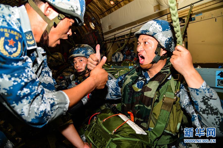 （在習(xí)近平強(qiáng)軍思想指引下&middot;我們在戰(zhàn)位報告&middot;圖文互動）（3）朵朵傘花綻放，勝戰(zhàn)精兵天降&mdash;&mdash;空降兵部隊(duì)某旅教導(dǎo)員余海龍帶領(lǐng)官兵傳承黃繼光精神記事